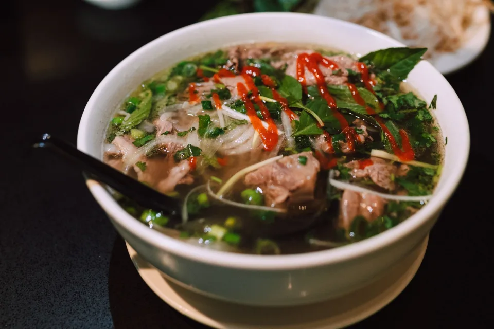 Bàn ăn tại Nguyễn Trường Quốc Sơn